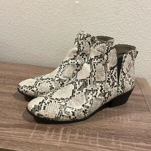 Circus Sam Edelman booties  Womens size  9, snakeskin look